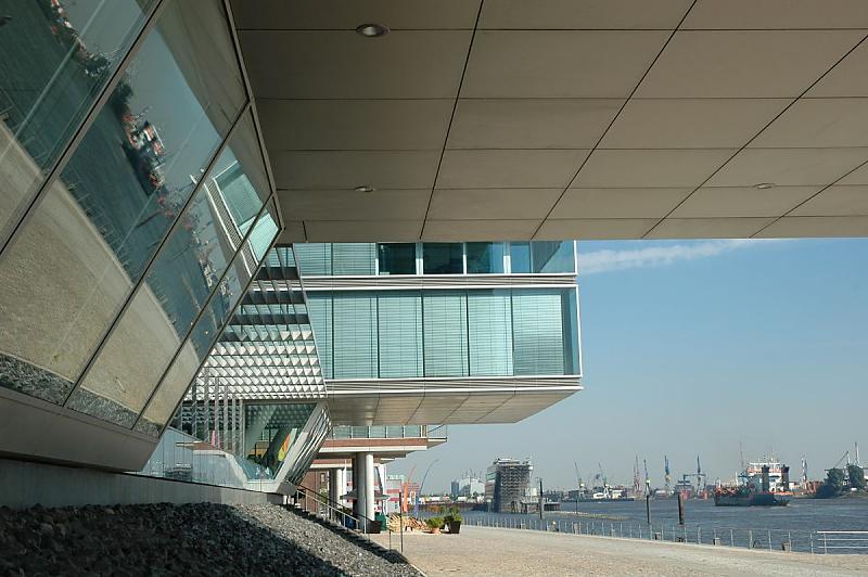 599_0020 Architektur in Hamburg - Glas und Stahlfassade, Bürogebäude am Altonaer Elbufer. | Neumuehlen - Strasse am Hafenrand von Hamburg Altona.